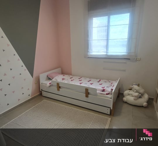 צביעה דקורטיבית גאומטרית על קיר בחדר ילדים מעוצב